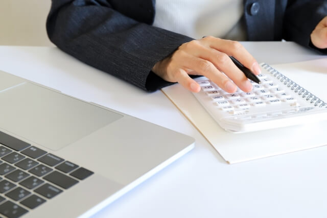 マイクロ法人と個人事業主の違いを税金や手続き面から解説